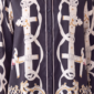 Damen Satinbluse Barock Kettenprint Großhandel Schwarz mit elegantem Allover-Print.