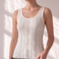 Damen Rippstrick Tanktop mit Strass Großhandel Weiß mit vertikalen Strass-Applikationen.