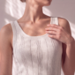 Damen Rippstrick Tanktop mit Strass Großhandel Weiß mit vertikalen Strass-Applikationen.