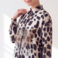Leo Print Damenbluse mit Strass-Tiger Großhandel in Beige und Grau