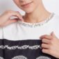 Damen Paisley Print Shirt mit Strass Großhandel Weiß mit Paisley-Print und seitlichen Bindebändern
