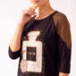 Damen Shirt mit Strass Parfum Print und Netzärmeln Großhandel Schwarz