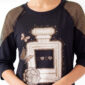 Damen Shirt mit Strass Parfum Print und Netzärmeln Großhandel Schwarz
