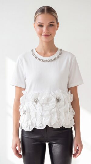 Damen Shirt mit 3D Chiffonblüten & Strass Großhandel in Weiß aus Baumwolle mit dekorativen 3D-Chiffonblüten und dezenten Strassteinen.