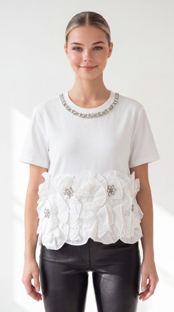 Damen Shirt mit 3D Chiffonblüten & Strass Großhandel in Weiß aus Baumwolle mit dekorativen 3D-Chiffonblüten und dezenten Strassteinen.