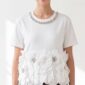 Damen Shirt mit 3D Chiffonblüten & Strass Großhandel in Weiß aus Baumwolle mit dekorativen 3D-Chiffonblüten und dezenten Strassteinen.