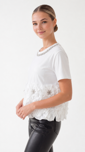 Damen Shirt mit 3D Chiffonblüten & Strass Großhandel in Weiß aus Baumwolle mit dekorativen 3D-Chiffonblüten und dezenten Strassteinen.