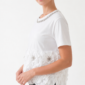 Damen Shirt mit 3D Chiffonblüten & Strass Großhandel in Weiß aus Baumwolle mit dekorativen 3D-Chiffonblüten und dezenten Strassteinen.