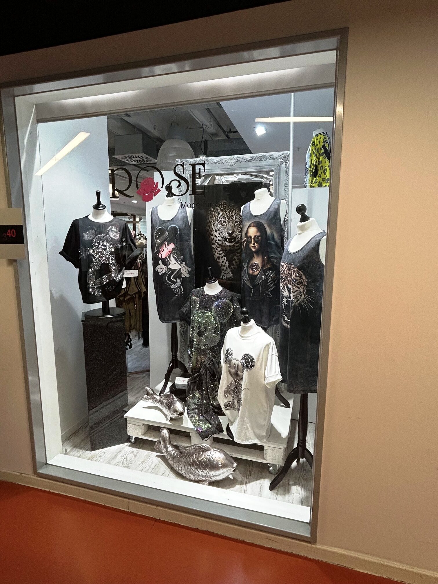 Rose Mode Showroom Eingang Schaufenster Neuss