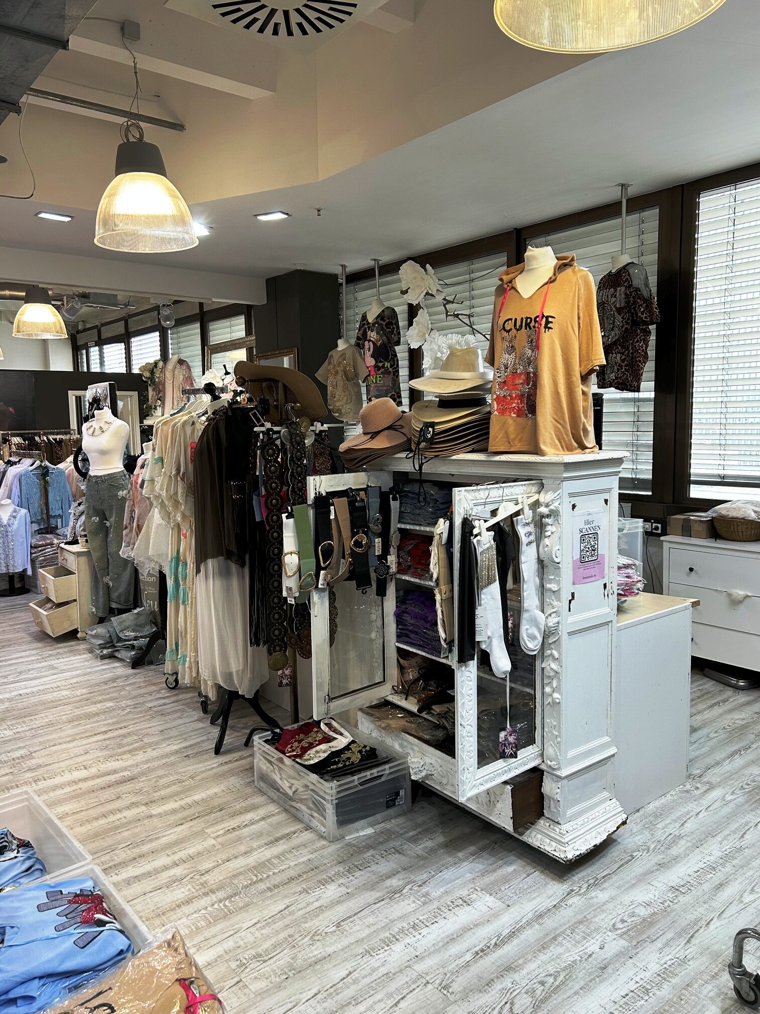 Styling und Accessoires Ecke Damenmode Großhandel Rose Mode Neuss