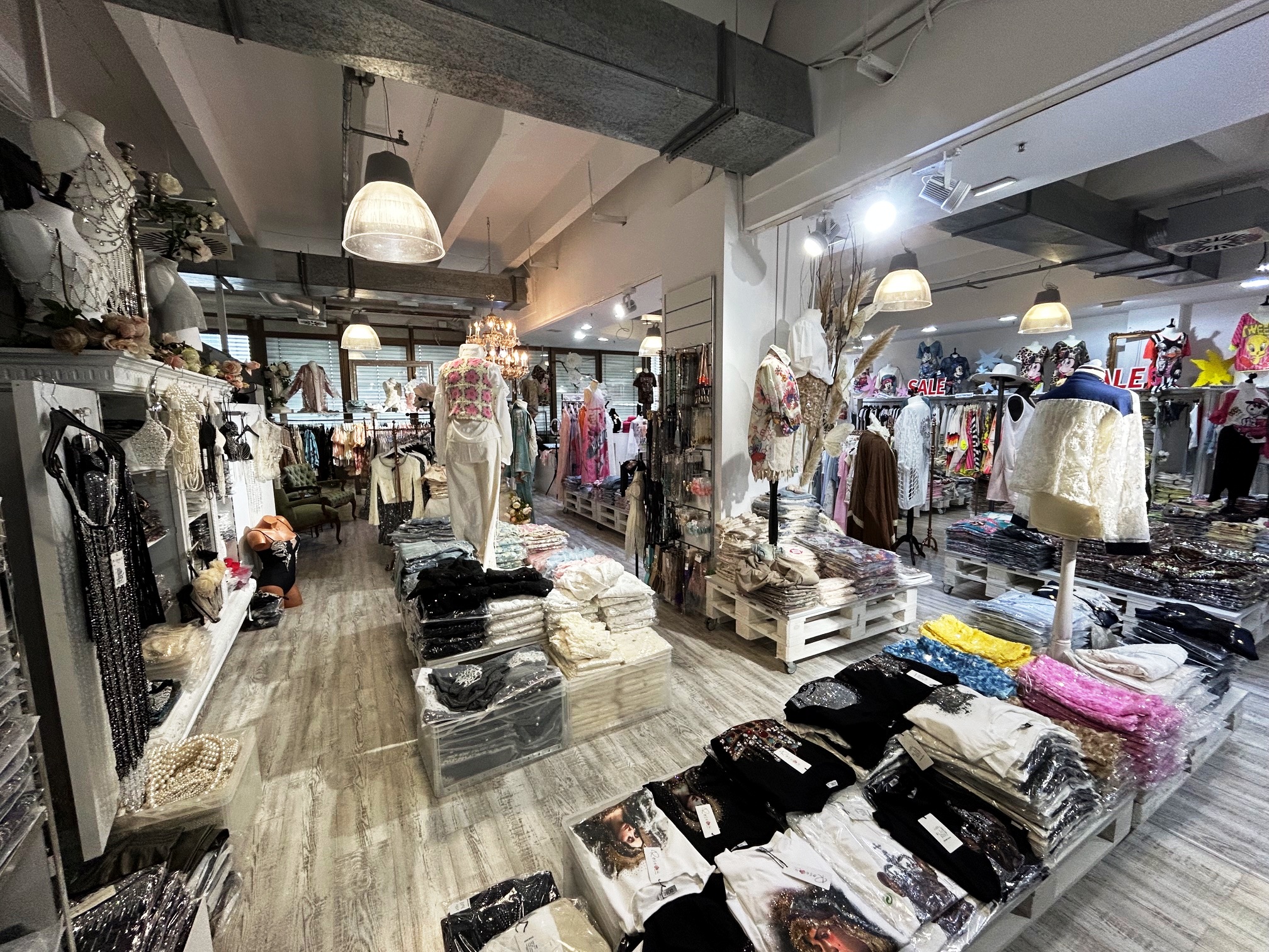 Showroom Verkaufsfläche Damenmode Großhandel Rose Mode Neuss