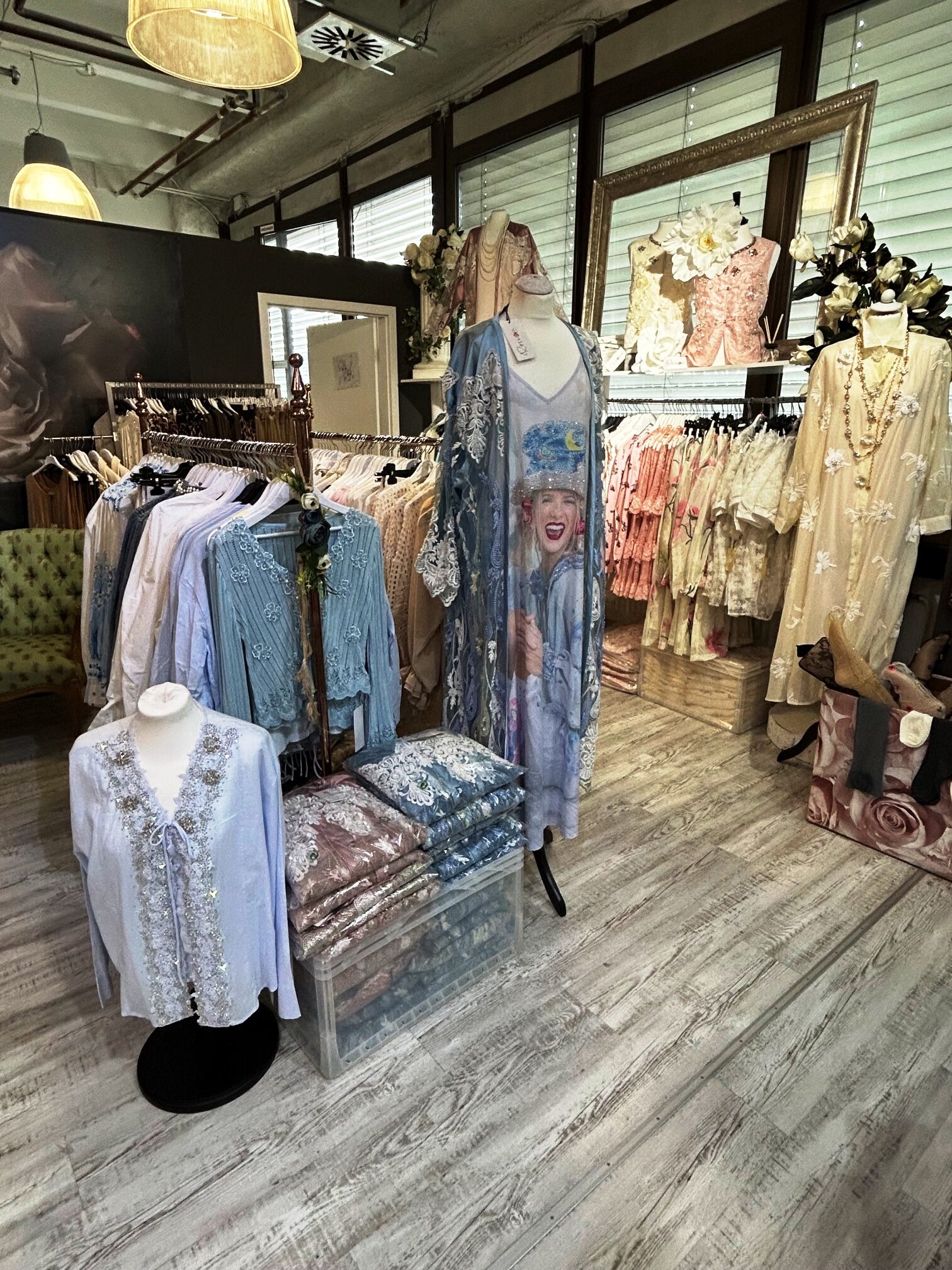 Vintage und Romantic Kleider Damenmode Großhandel Rose Mode Neuss