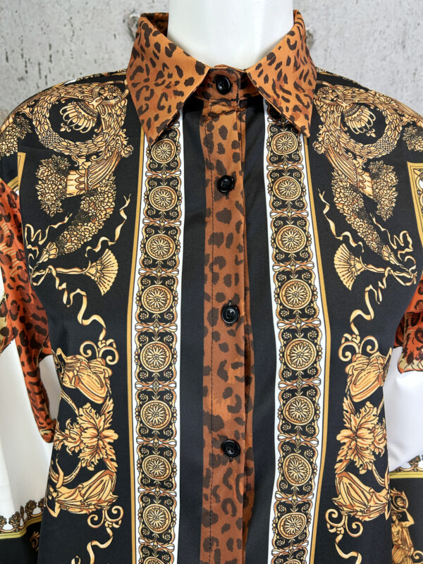 Damen Bluse mit Leo- & Barock-Print – Fließend & Leicht – Großhandel (5) Damen Bluse mit Tiger- & Barock-Print Großhandel – großes Tigermotiv
