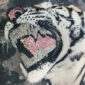 Damen Destroyed Hoodie Jacke mit Tiger & Panther Print Onesize Großhandel in Beige mit Strasssteinen und Destroyed-Look.