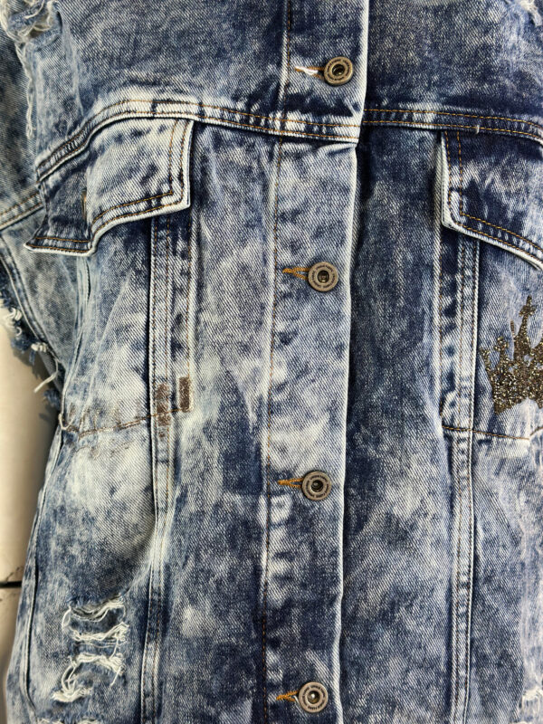 Damen Jeansweste mit Hunde Strass – Destroyed Look Großhandel (1) Damen Jeansweste mit Hunde Strass im Destroyed Look