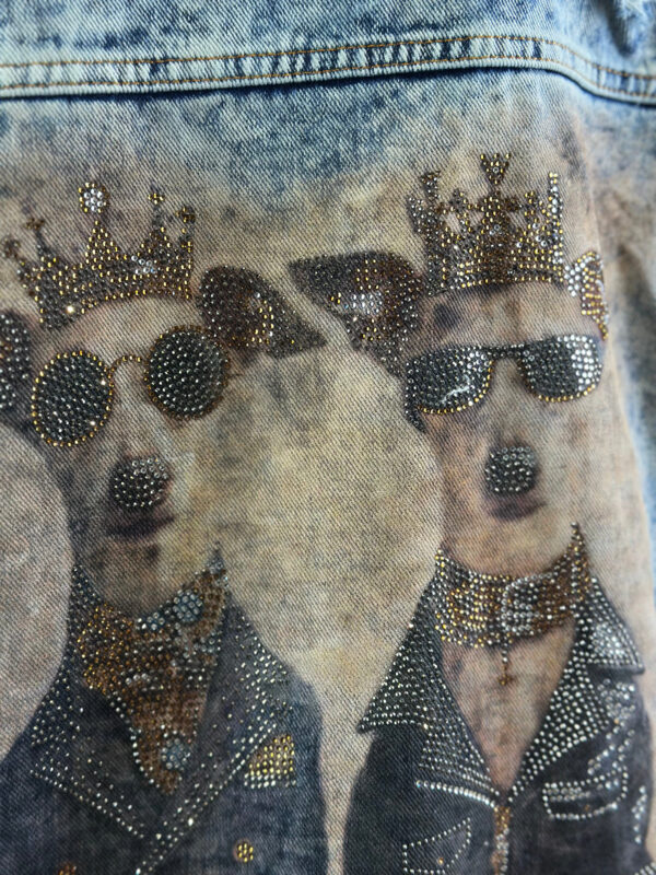 Damen Jeansweste mit Hunde Strass – Destroyed Look Großhandel (4) Damen Jeansweste mit Hunde Strass im Destroyed Look
