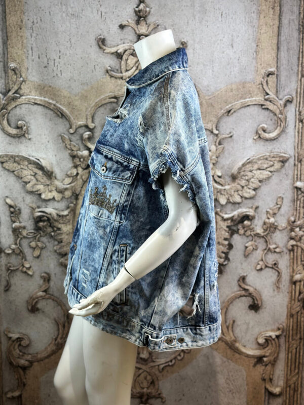 Damen Jeansweste mit Hunde Strass – Destroyed Look Großhandel (7) Damen Jeansweste mit Hunde Strass im Destroyed Look