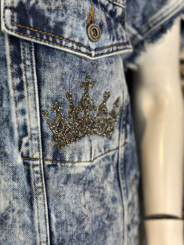 Damen Jeansweste mit Hunde Strass – Destroyed Look Großhandel (9) Damen Jeansweste mit Hunde Strass im Destroyed Look