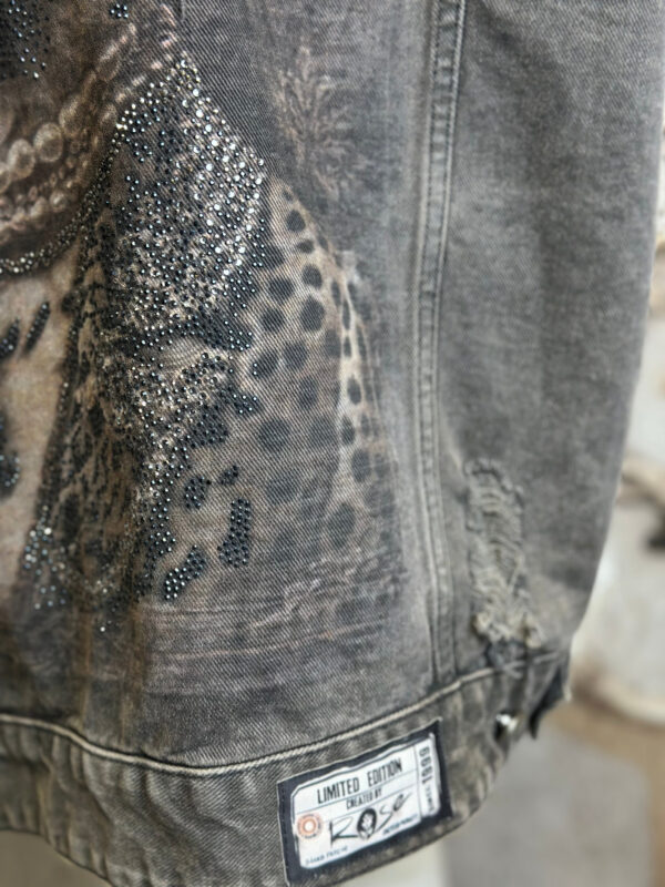 Damen Jeansweste mit Leo Strass – Destroyed Look Großhandel (1) Damen Jeansweste mit Leo Strass im verwaschenen Destroyed Look