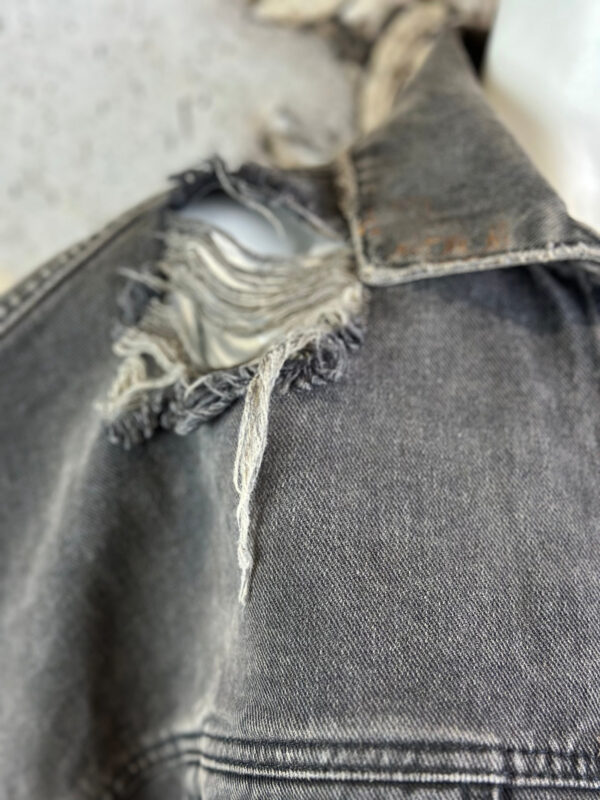 Damen Jeansweste mit Leo Strass – Destroyed Look Großhandel (8) Damen Jeansweste mit Leo Strass im verwaschenen Destroyed Look
