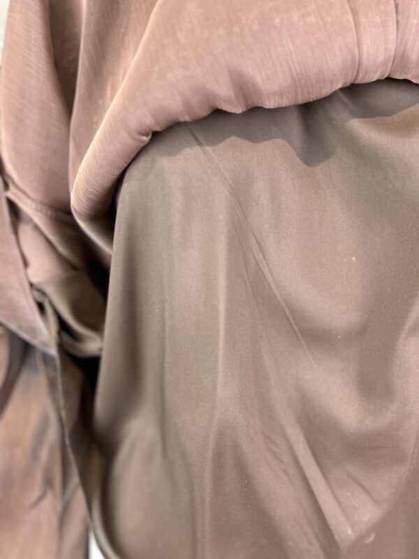 Damen Oversize Bluse mit Spitze, Volant- & Ballonärmeln und Unterfutter – Großhandel (1) Edle Damen Chiffon-Bluse Braun Großhandel mit Spitze und Perlen