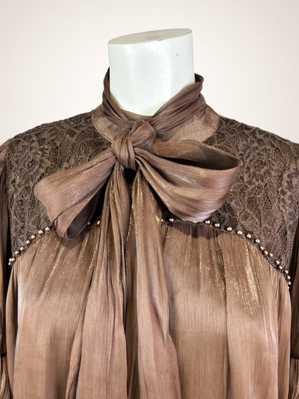 Damen Oversize Bluse mit Spitze, Volant- & Ballonärmeln und Unterfutter – Großhandel (1) Edle Damen Chiffon-Bluse Braun Großhandel mit Spitze und Perlen