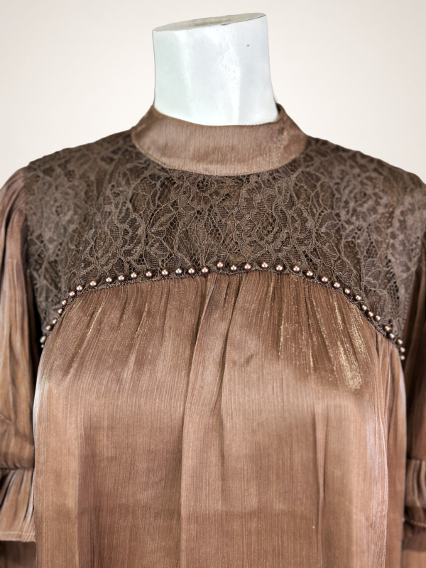 Damen Oversize Bluse mit Spitze, Volant- & Ballonärmeln und Unterfutter – Großhandel (4) Edle Damen Chiffon-Bluse Braun Großhandel mit Spitze und Perlen