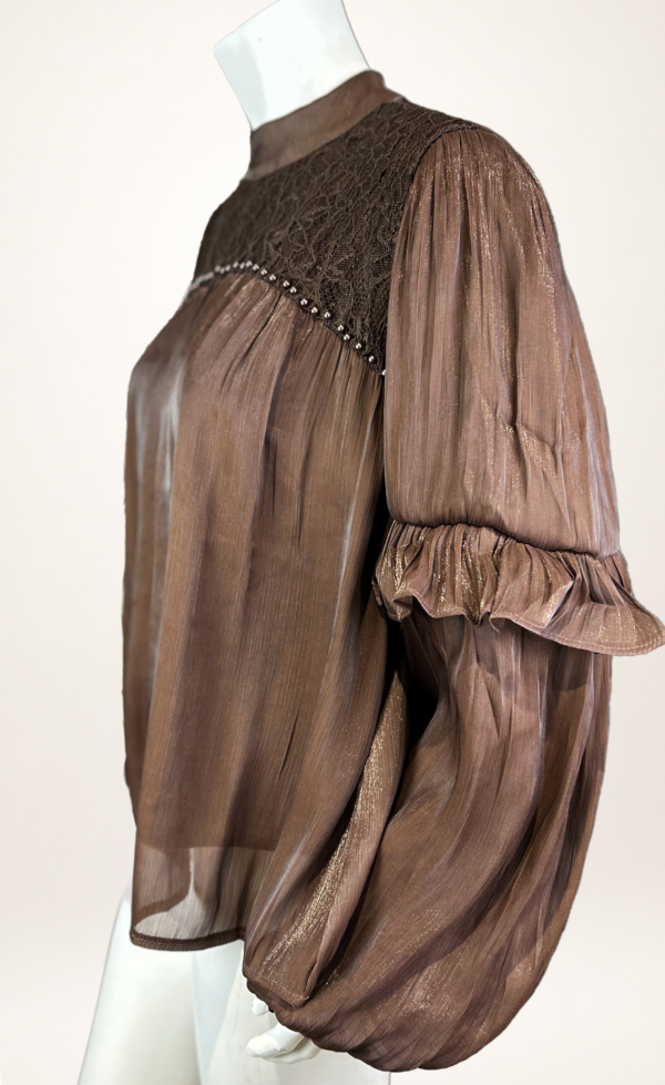 Damen Oversize Bluse mit Spitze, Volant- & Ballonärmeln und Unterfutter – Großhandel (5) Edle Damen Chiffon-Bluse Braun Großhandel mit Spitze und Perlen
