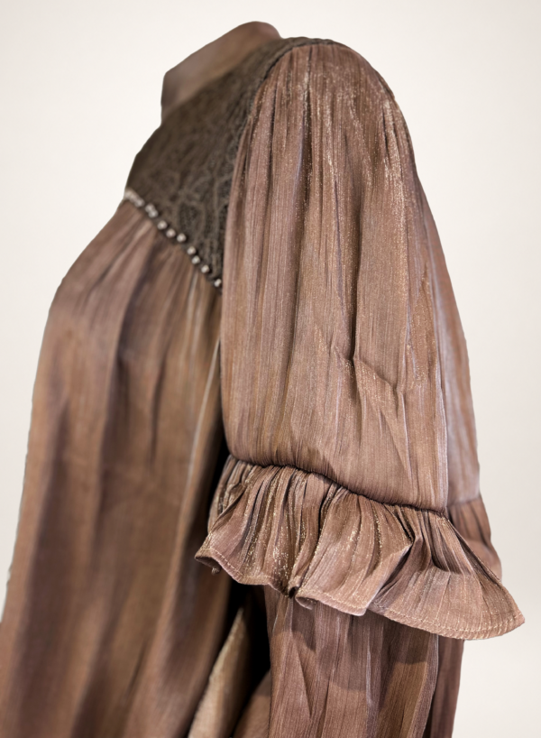 Damen Oversize Bluse mit Spitze, Volant- & Ballonärmeln und Unterfutter – Großhandel (6) Edle Damen Chiffon-Bluse Braun Großhandel mit Spitze und Perlen