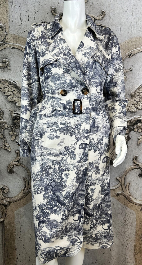 Damen Trenchcoat mit Gürtel & Animal-Landschaftsprint – Großhandel (1) Damen Trenchcoat mit Toile-de-Jouy Print & Gürtel – Großhandel