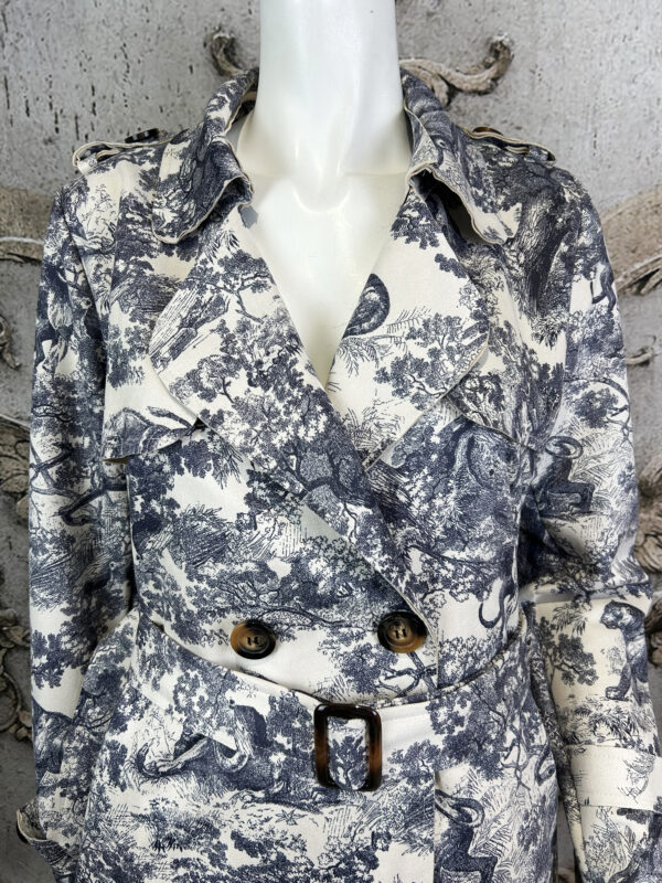 Damen Trenchcoat mit Gürtel & Animal-Landschaftsprint – Großhandel (2) Damen Trenchcoat mit Toile-de-Jouy Print & Gürtel – Großhandel