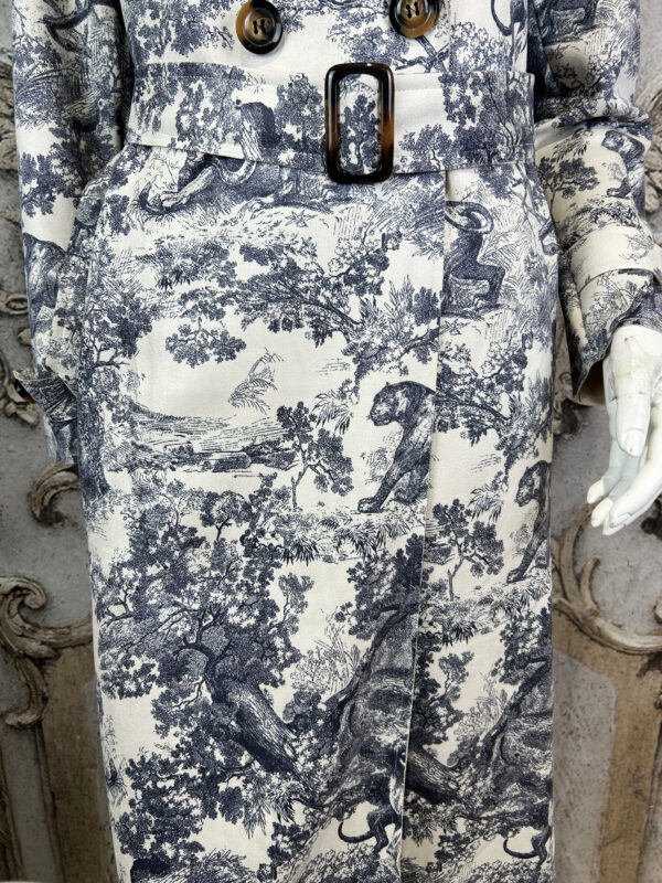 Damen Trenchcoat mit Gürtel & Animal-Landschaftsprint – Großhandel (4) Damen Trenchcoat mit Toile-de-Jouy Print & Gürtel – Großhandel
