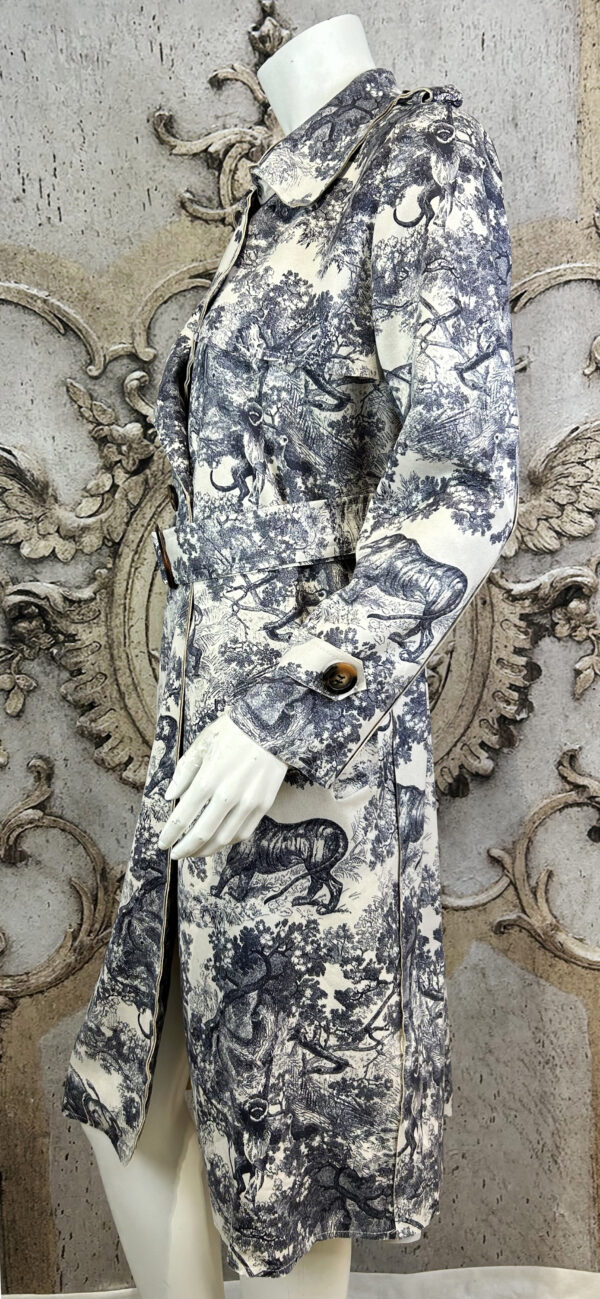 Damen Trenchcoat mit Gürtel & Animal-Landschaftsprint – Großhandel (5) Damen Trenchcoat mit Toile-de-Jouy Print & Gürtel – Großhandel