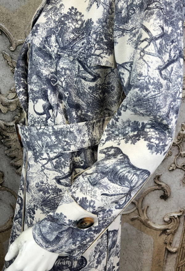 Damen Trenchcoat mit Gürtel & Animal-Landschaftsprint – Großhandel (6) Damen Trenchcoat mit Toile-de-Jouy Print & Gürtel – Großhandel