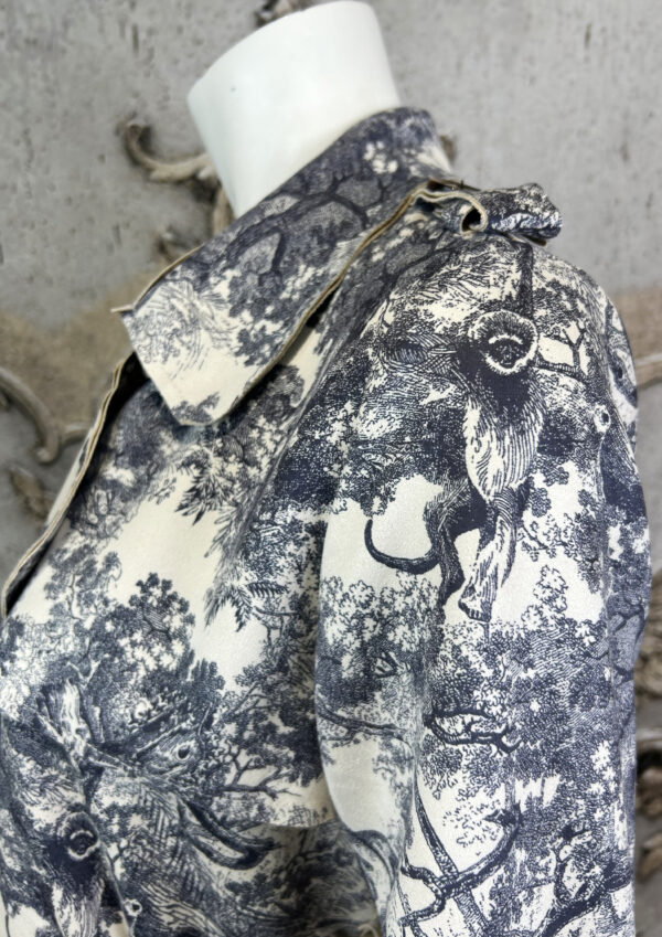 Damen Trenchcoat mit Gürtel & Animal-Landschaftsprint – Großhandel (7) Damen Trenchcoat mit Toile-de-Jouy Print & Gürtel – Großhandel
