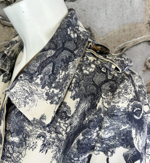 Damen Trenchcoat mit Gürtel & Animal-Landschaftsprint – Großhandel (8) Damen Trenchcoat mit Toile-de-Jouy Print & Gürtel – Großhandel