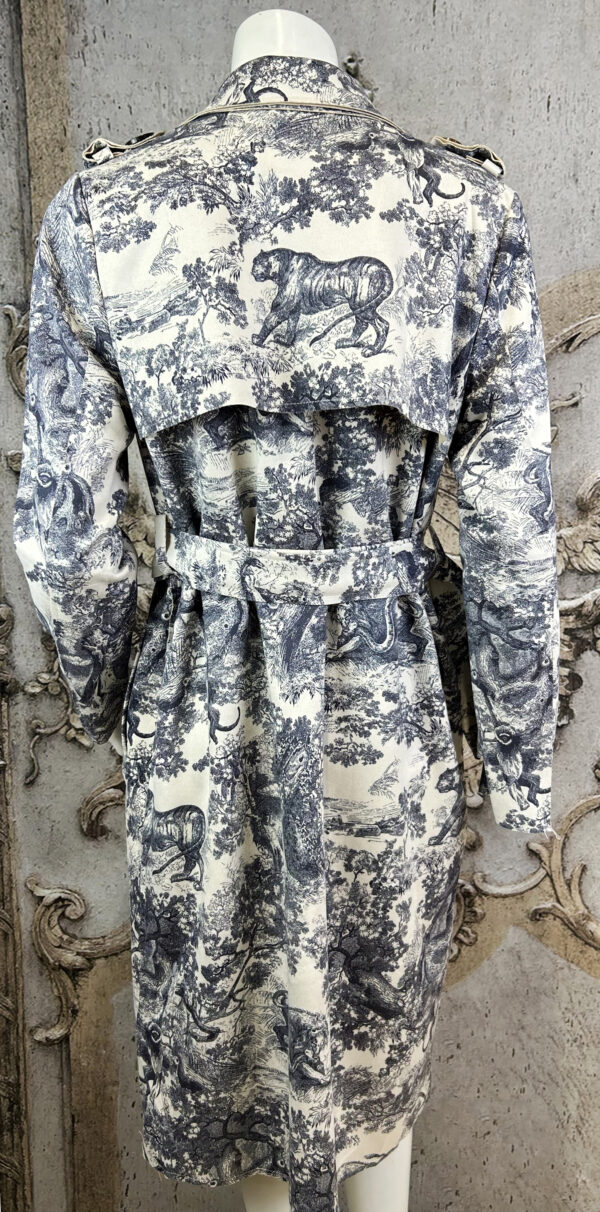 Damen Trenchcoat mit Gürtel & Animal-Landschaftsprint – Großhandel (9) Damen Trenchcoat mit Toile-de-Jouy Print & Gürtel – Großhandel