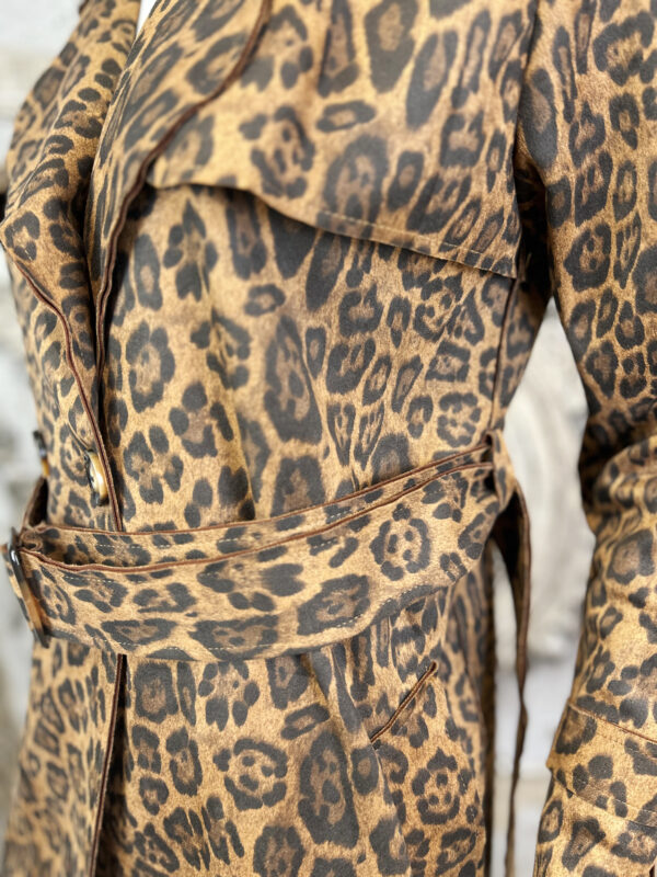 Damen Trenchcoat mit Leo-Print & Taillengürtel Braun – Großhandel (5) Damen Trenchcoat mit Leo-Print & Taillengürtel Braun – Großhandel