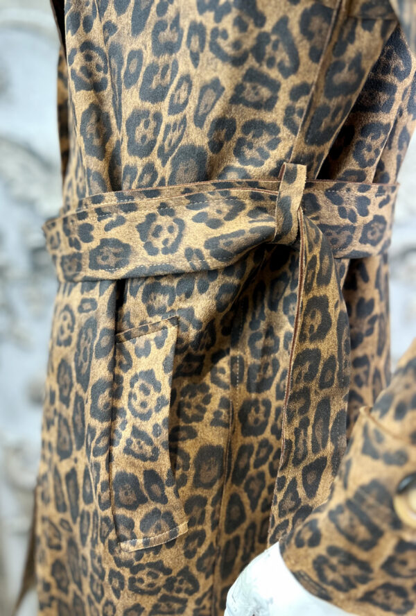Damen Trenchcoat mit Leo-Print & Taillengürtel Braun – Großhandel (7) Damen Trenchcoat mit Leo-Print & Taillengürtel Braun – Großhandel