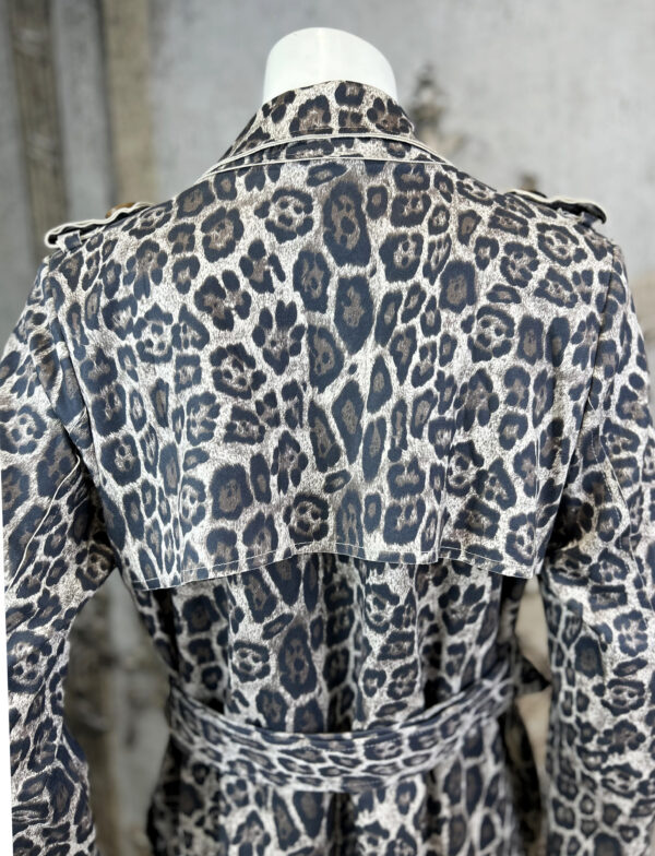 Damen Trenchcoat mit Taillengürtel & Leo-Print – Großhandel (1) Damen Trenchcoat mit Leo-Print & Taillengürtel Grau – Großhandel