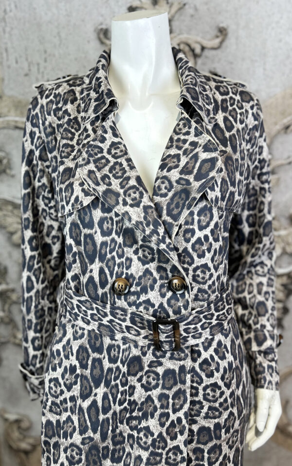 Damen Trenchcoat mit Taillengürtel & Leo-Print – Großhandel (3) Damen Trenchcoat mit Leo-Print & Taillengürtel Grau – Großhandel