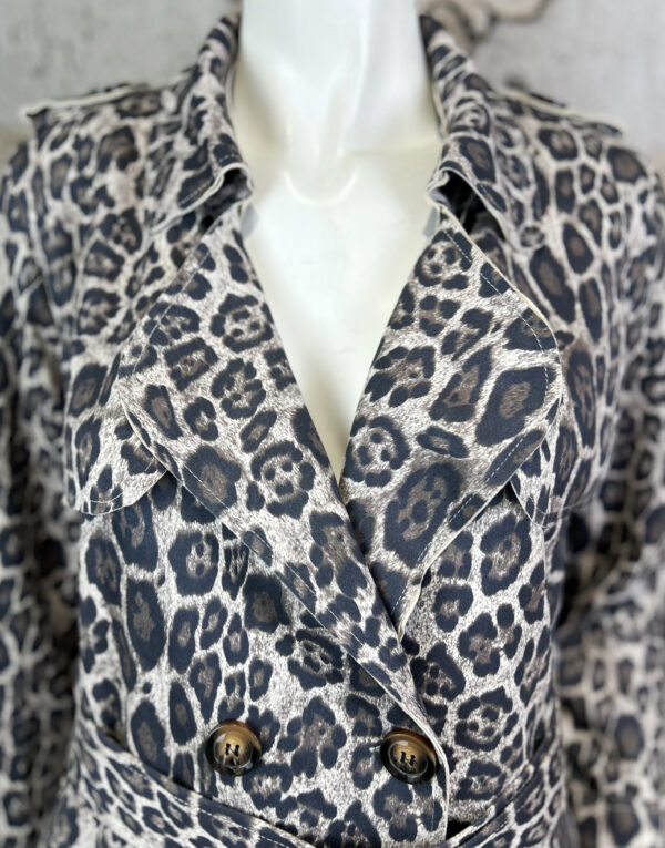Damen Trenchcoat mit Taillengürtel & Leo-Print – Großhandel (4) Damen Trenchcoat mit Leo-Print & Taillengürtel Grau – Großhandel