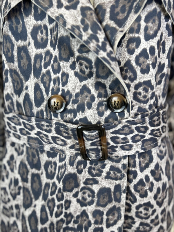 Damen Trenchcoat mit Taillengürtel & Leo-Print – Großhandel (5) Damen Trenchcoat mit Leo-Print & Taillengürtel Grau – Großhandel
