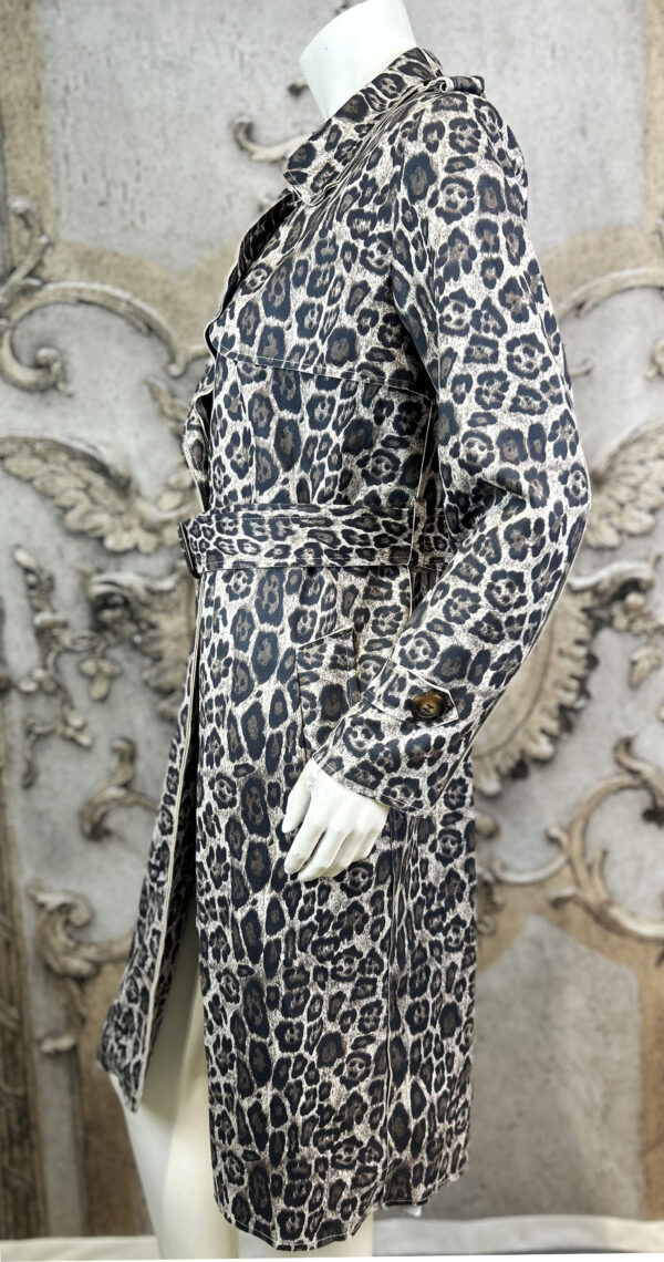 Damen Trenchcoat mit Taillengürtel & Leo-Print – Großhandel (6) Damen Trenchcoat mit Leo-Print & Taillengürtel Grau – Großhandel