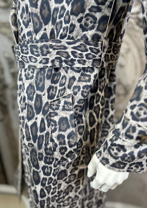 Damen Trenchcoat mit Taillengürtel & Leo-Print – Großhandel (7) Damen Trenchcoat mit Leo-Print & Taillengürtel Grau – Großhandel