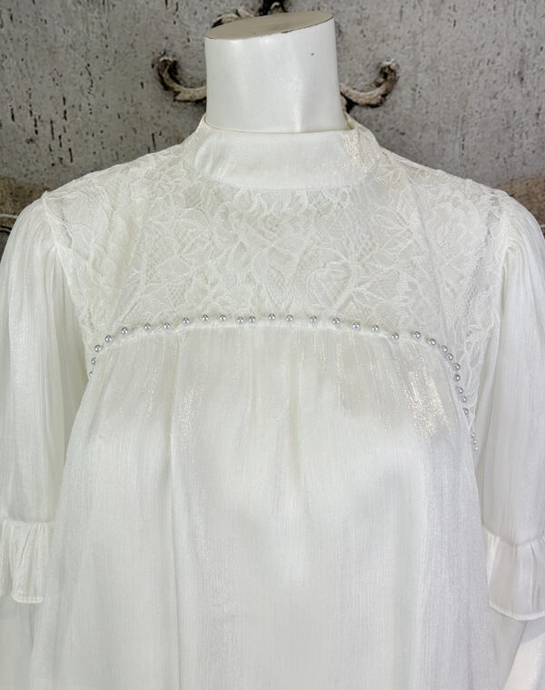 Edle Damen Bluse in Weiß mit Spitze, Perlen, Bindekragen & Ballonärmeln – Großhandel (3) Edle Damen Chiffon-Bluse Weiß Großhandel mit Spitze und Perlen