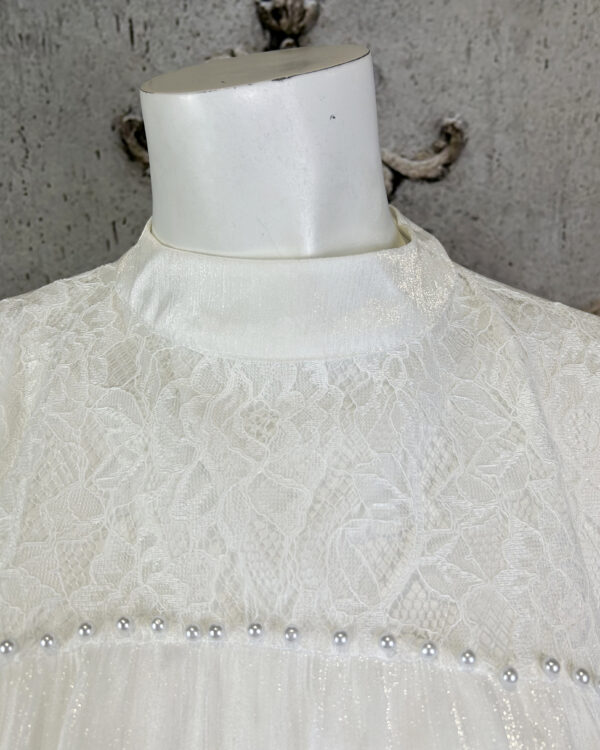 Edle Damen Bluse in Weiß mit Spitze, Perlen, Bindekragen & Ballonärmeln – Großhandel (4) Edle Damen Chiffon-Bluse Weiß Großhandel mit Spitze und Perlen