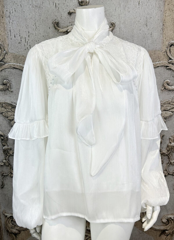 Edle Damen Bluse in Weiß mit Spitze, Perlen, Bindekragen & Ballonärmeln – Großhandel (9) Edle Damen Chiffon-Bluse Weiß Großhandel mit Spitze und Perlen