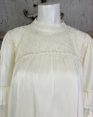 Edle Damen Chiffon-Bluse Creme Großhandel mit Spitze, Perlen, Bindekragen und Ballonärmeln