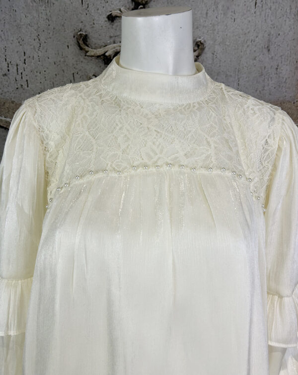 Edle Damen Chiffon-Bluse in Creme mit Spitze, Perlen, Bindekragen & Ballonärmeln – Großhandel (2) Edle Damen Chiffon-Bluse Creme Großhandel mit Spitze, Perlen, Bindekragen und Ballonärmeln